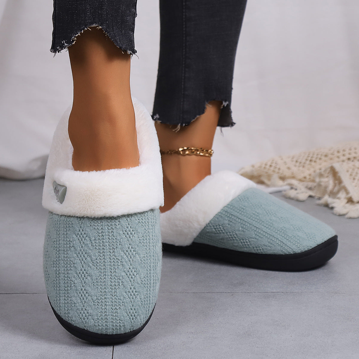 Women’s warm non-slip slippers in cotton with rubber sole and round toe.