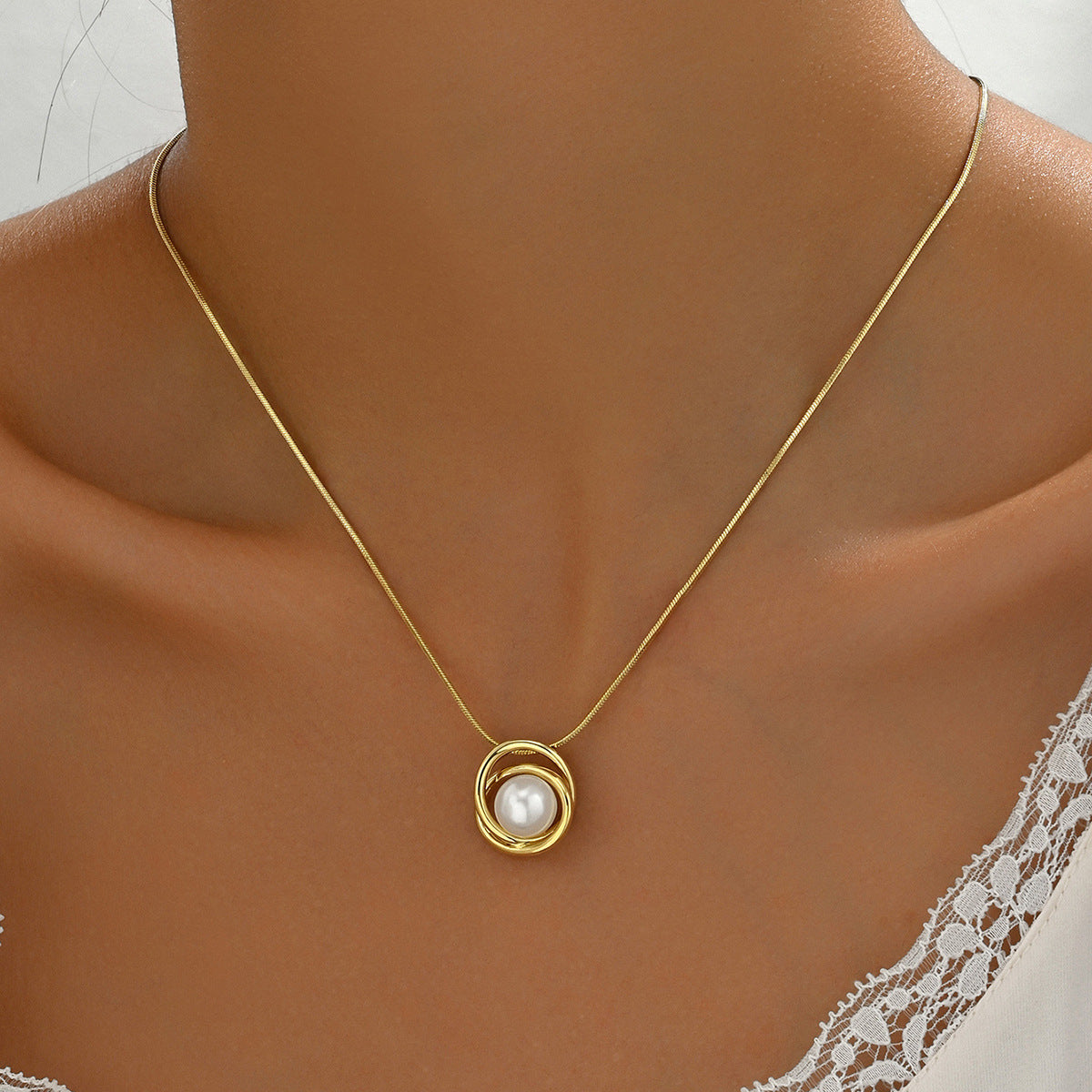 Women's Necklace with Mother of Pearl Pendant