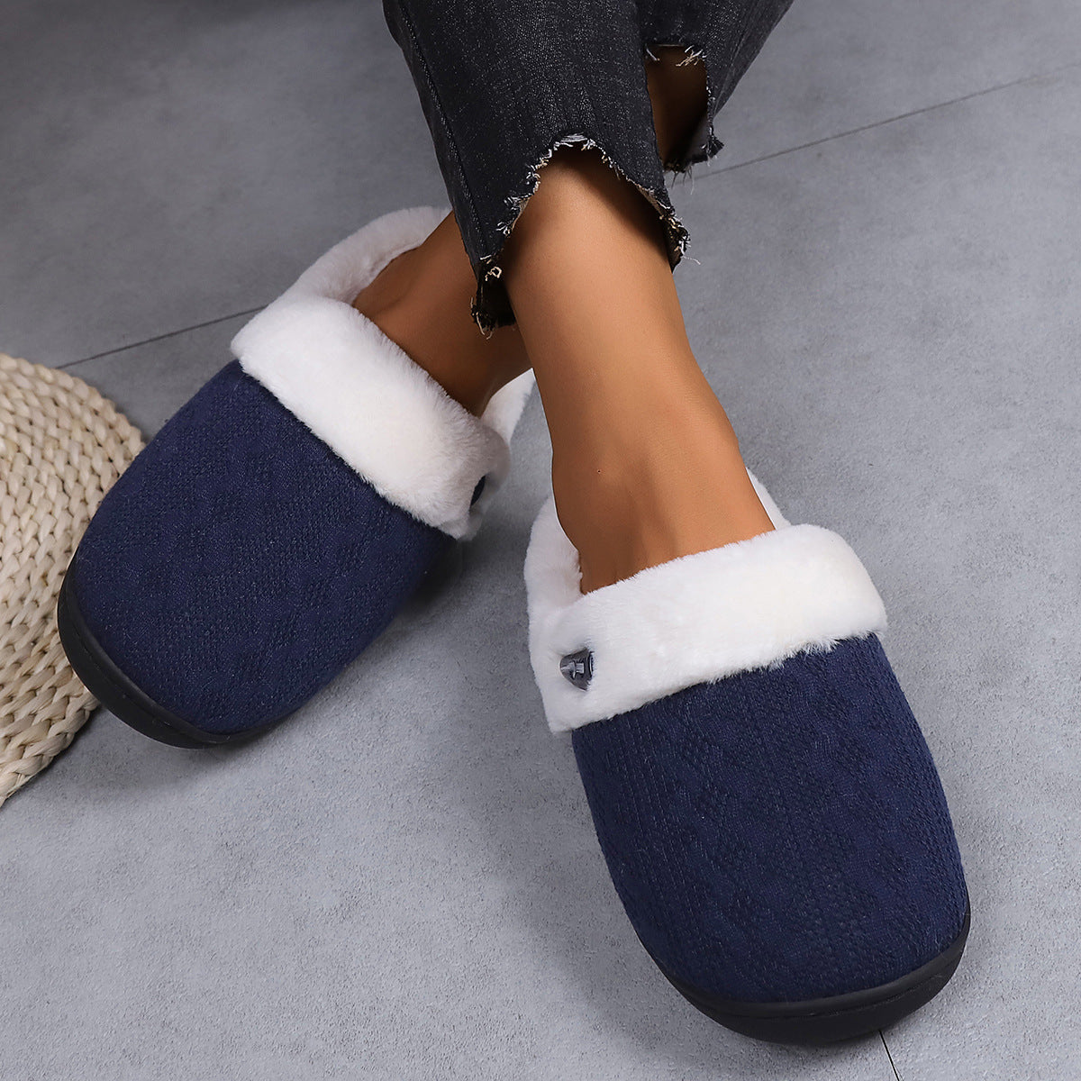 Women's warm non-slip slippers with faux fur lining, featuring round toe and flat heel design.