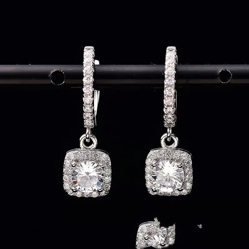 18k White Gold and Diamond-Encrusted Stud Earrings - Wazzi's Wear