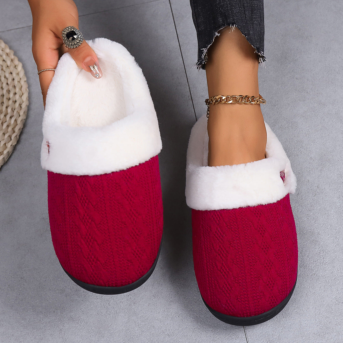 Women’s warm non-slip slippers in red with artificial hairy inner lining and rubber sole.