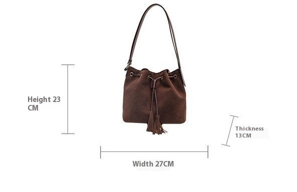 Brown bucket bag with tassel and drawstring, dimensions 23x27x13cm.