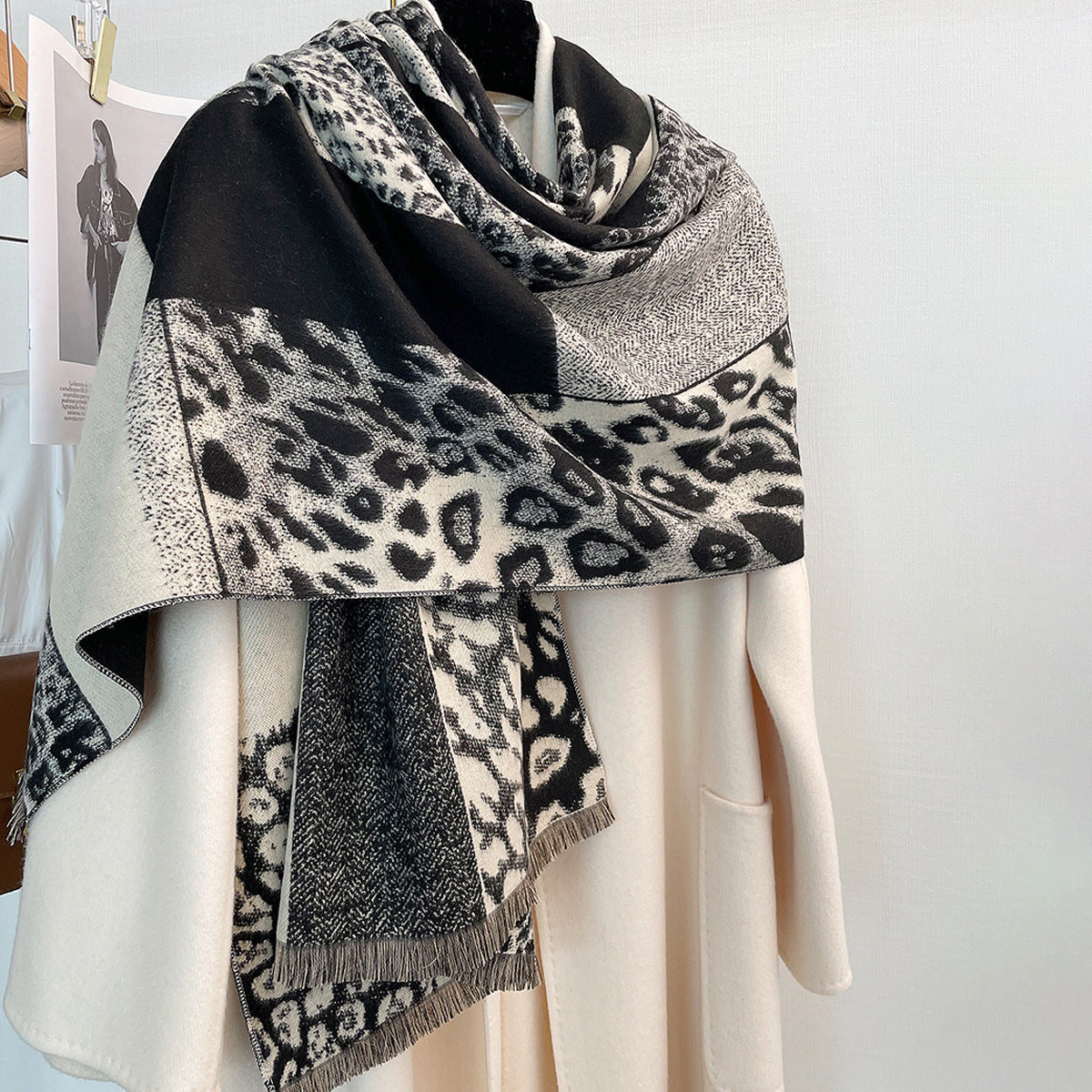 Leopard print shawl, imitation cashmere, versatile accessory, color-block design.