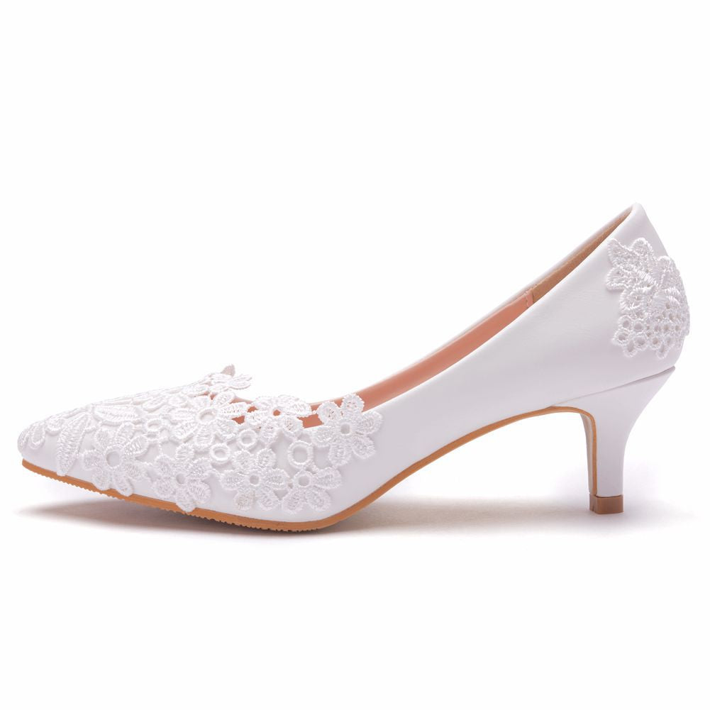 Zapatos de boda blancos con tacón de aguja corto y puntera puntiaguda y flores de encaje para mujer