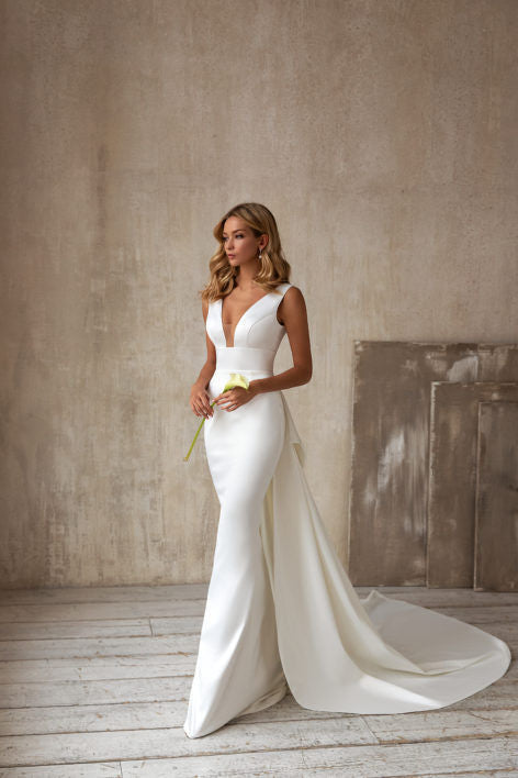 Women’s V-Neck Sleeveless Wedding Dress with Tail S-2XL - Wazzi's Wear